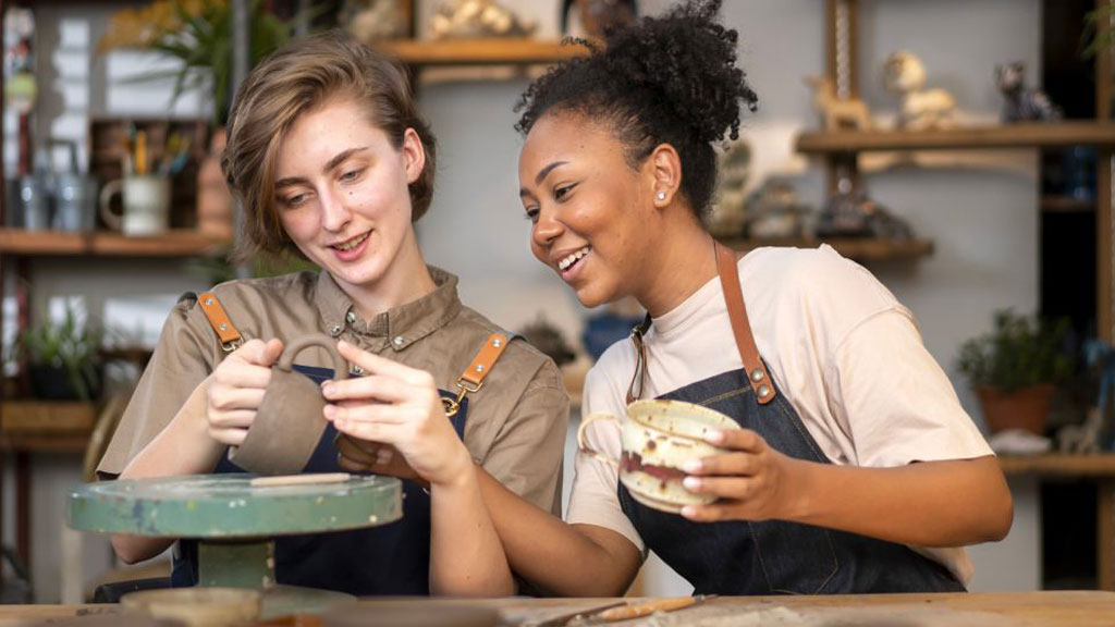 Deux générations d'artisans provençaux travaillant ensemble dans un atelier familial